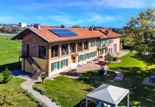 Žalumos apsuptyje, prie Monferato sienos, įsikūrusioje 600 kv. m ploto viloje yra du pastatai, panoraminis baseinas ir 3000 kv. m ploto sodas, iš kurio atsiveria vaizdas į Alpių lanką. Image 6