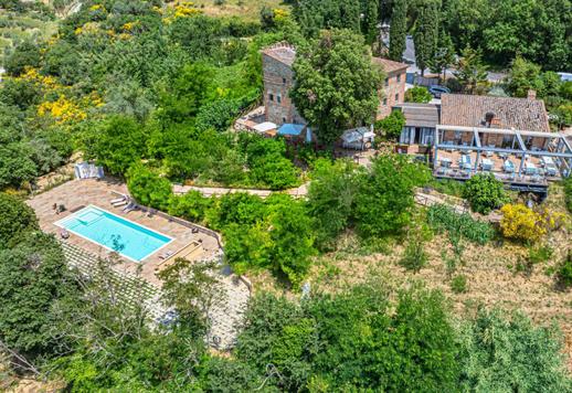 Umbria ve Toskana arasındaki Città della Pieve'de Fendi tarafından tasarlanan tarım turizmi tesisi satılık Image 3