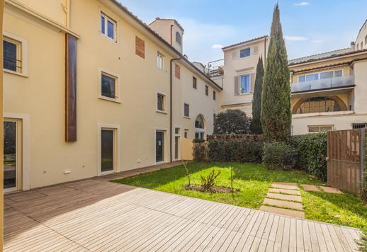 Oltrarno bölgesinde, yakın zamanda yenilenmiş, çift girişli, yeşil alan manzaralı, modern özel tasarımlı ve özel banyolu yatak odalarına sahip konut. Image 1