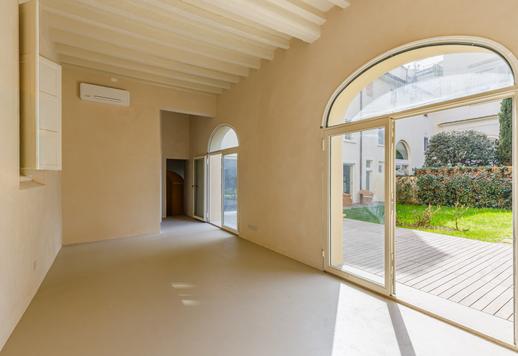 Oltrarno bölgesinde, yakın zamanda yenilenmiş, çift girişli, yeşil alan manzaralı, modern özel tasarımlı ve özel banyolu yatak odalarına sahip konut. Image 7