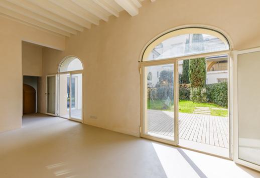 Oltrarno bölgesinde, yakın zamanda yenilenmiş, çift girişli, yeşil alan manzaralı, modern özel tasarımlı ve özel banyolu yatak odalarına sahip konut. Image 5