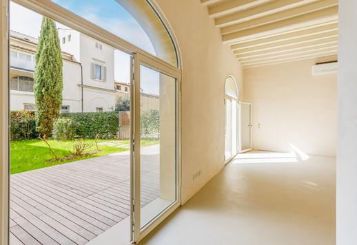 Oltrarno bölgesinde, yakın zamanda yenilenmiş, çift girişli, yeşil alan manzaralı, modern özel tasarımlı ve özel banyolu yatak odalarına sahip konut. Image 8