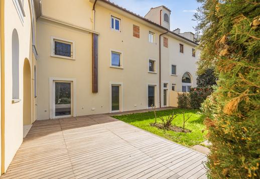 Oltrarno bölgesinde, yakın zamanda yenilenmiş, çift girişli, yeşil alan manzaralı, modern özel tasarımlı ve özel banyolu yatak odalarına sahip konut. Image 2