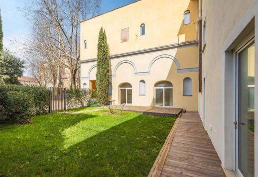 Oltrarno bölgesinde, yakın zamanda yenilenmiş, çift girişli, yeşil alan manzaralı, modern özel tasarımlı ve özel banyolu yatak odalarına sahip konut. Image 4