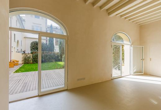 Oltrarno bölgesinde, yakın zamanda yenilenmiş, çift girişli, yeşil alan manzaralı, modern özel tasarımlı ve özel banyolu yatak odalarına sahip konut. Image 6