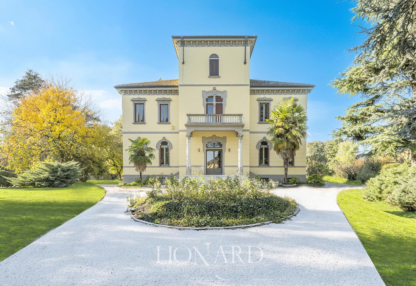 Charming 20thcentury Villa With A Park In Cremona's Countryside Lionard