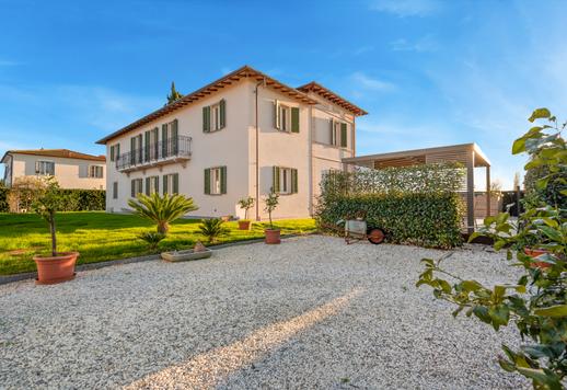 Villa de lujo con anexo, piscina y terreno cultivado en venta en el corazón de Toscana Image 8