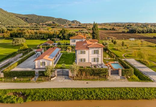 Villa de lujo con anexo, piscina y terreno cultivado en venta en el corazón de Toscana Image 3