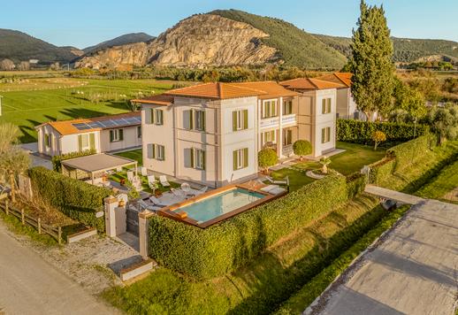 Villa de lujo con anexo, piscina y terreno cultivado en venta en el corazón de Toscana Image 1