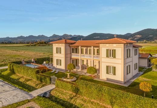 Villa de lujo con anexo, piscina y terreno cultivado en venta en el corazón de Toscana Image 2