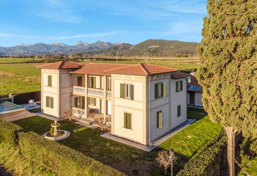Villa de lujo con anexo, piscina y terreno cultivado en venta en el corazón de Toscana Image 6