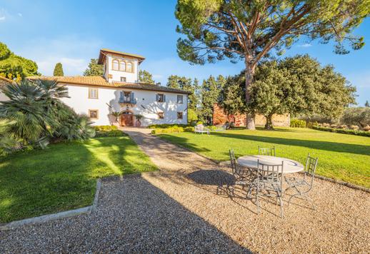 Viehättävä 1500-luvun relais, uima-altaat, kellari ja 165 hehtaaria maata myytävänä Certaldossa Image 1