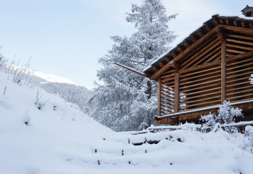 Elegant fjällstuga med panoramautsikt, trädgård och bastu till salu i Champoluc Image 2