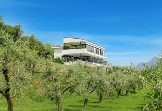 Splendide villa moderne en vente sur le lac de Garde avec vue panoramique sur le golfe de Salò Image 8