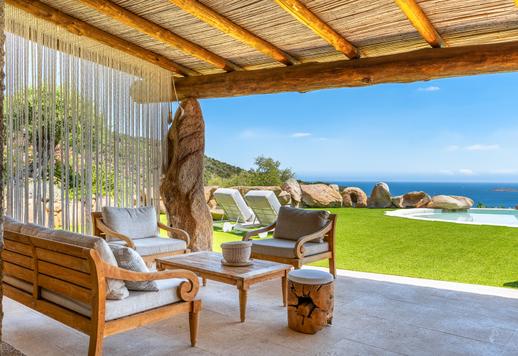 Dans une position surélevée exclusive parmi les collines de Pantogia, luxueuse villa à vendre avec parc et piscine panoramique Image 1