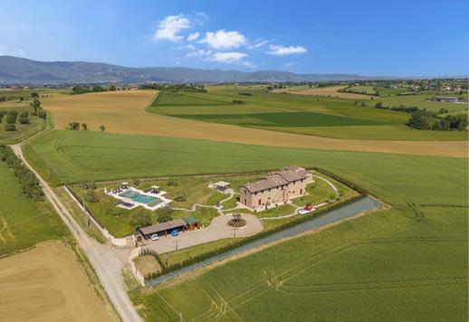 Complexe rural de 600 m² comprenant le bâtiment principal et une dépendance, avec au total 8 chambres et 10 salles de bains Image 4