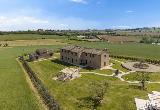 Complexe rural de 600 m² comprenant le bâtiment principal et une dépendance, avec au total 8 chambres et 10 salles de bains Image 5