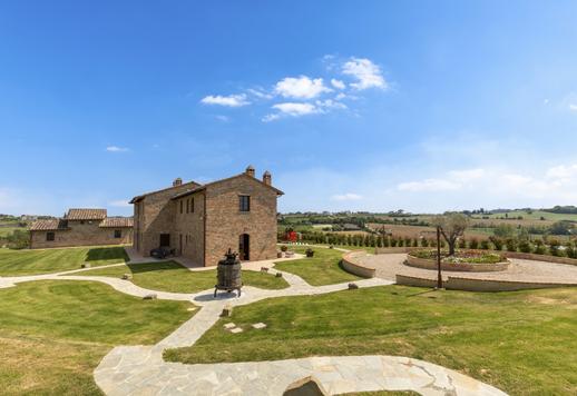 Complexe rural de 600 m² comprenant le bâtiment principal et une dépendance, avec au total 8 chambres et 10 salles de bains Image 9