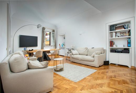 Viehättävä kartano pienellä parvekkeella myytävänä Rooman sydämessä Image 4