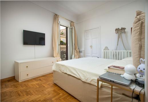 Viehättävä kartano pienellä parvekkeella myytävänä Rooman sydämessä Image 8