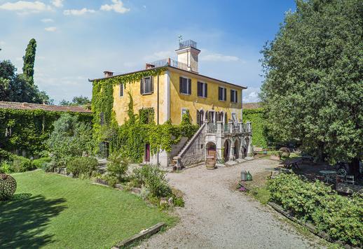 Suntuosa villa de 2.079 m² distribuidos en tres niveles, con 12 dormitorios y 10 baños, inmersa en un inmenso parque privado en Castel di Pietra, en el corazón de la encantadora Maremma toscana. Image 9