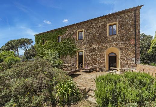 Suntuosa villa de 2.079 m² distribuidos en tres niveles, con 12 dormitorios y 10 baños, inmersa en un inmenso parque privado en Castel di Pietra, en el corazón de la encantadora Maremma toscana. Image 5