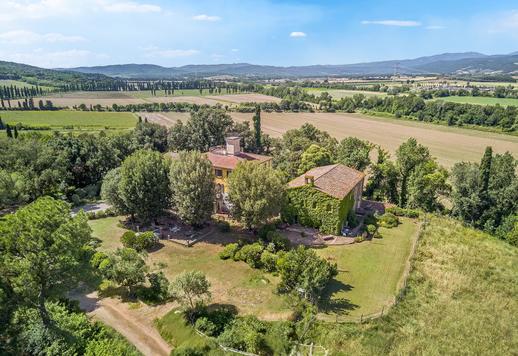 Suntuosa villa de 2.079 m² distribuidos en tres niveles, con 12 dormitorios y 10 baños, inmersa en un inmenso parque privado en Castel di Pietra, en el corazón de la encantadora Maremma toscana. Image 1