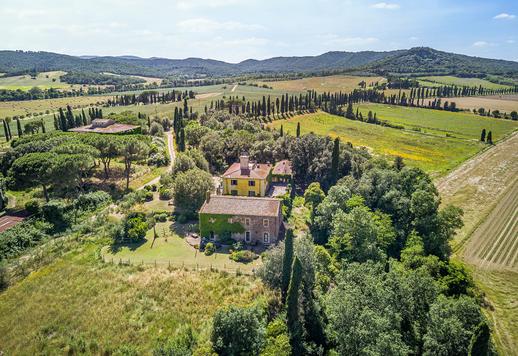 Suntuosa villa de 2.079 m² distribuidos en tres niveles, con 12 dormitorios y 10 baños, inmersa en un inmenso parque privado en Castel di Pietra, en el corazón de la encantadora Maremma toscana. Image 2