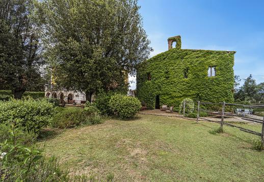 Suntuosa villa de 2.079 m² distribuidos en tres niveles, con 12 dormitorios y 10 baños, inmersa en un inmenso parque privado en Castel di Pietra, en el corazón de la encantadora Maremma toscana. Image 7