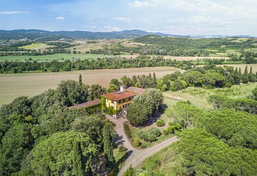 Suntuosa villa de 2.079 m² distribuidos en tres niveles, con 12 dormitorios y 10 baños, inmersa en un inmenso parque privado en Castel di Pietra, en el corazón de la encantadora Maremma toscana. Image 3