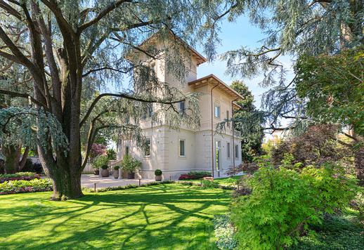 Austere and imposing in its majestic neoclassical architecture, this prestigious private estate has been redesigned as a full-featured modern villa Image 9