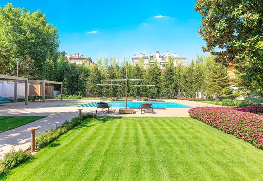 荘厳な新古典主義建築の厳粛で威厳のあるこの高級な私有地は、設備の整ったモダンなヴィラとして再設計されました。 Image 5