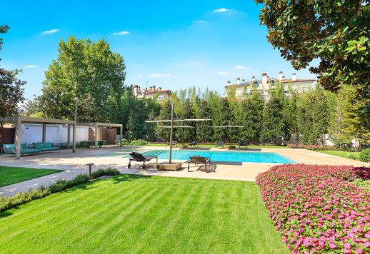 荘厳な新古典主義建築の厳粛で威厳のあるこの高級な私有地は、設備の整ったモダンなヴィラとして再設計されました。 Image 4