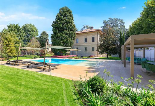 荘厳な新古典主義建築の厳粛で威厳のあるこの高級な私有地は、設備の整ったモダンなヴィラとして再設計されました。 Image 2