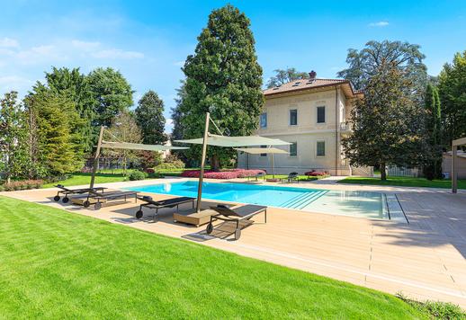 荘厳な新古典主義建築の厳粛で威厳のあるこの高級な私有地は、設備の整ったモダンなヴィラとして再設計されました。 Image 3