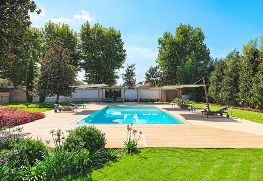 荘厳な新古典主義建築の厳粛で威厳のあるこの高級な私有地は、設備の整ったモダンなヴィラとして再設計されました。 Image 6