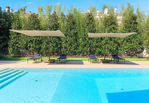 荘厳な新古典主義建築の厳粛で威厳のあるこの高級な私有地は、設備の整ったモダンなヴィラとして再設計されました。 Image 9