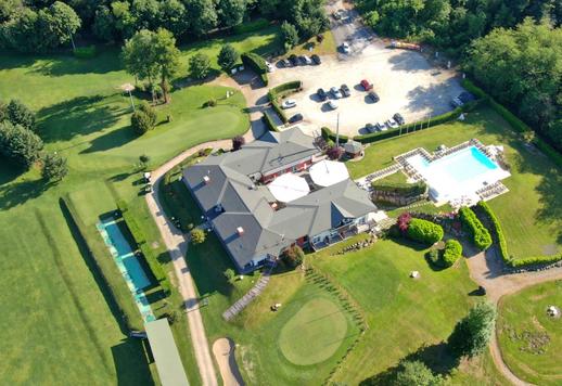 Immense installation de golf à vendre avec terrain d'entraînement pour le jeu court et le jeu long Image 1