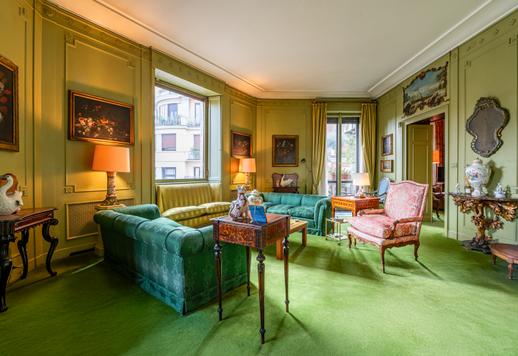 In uno dei palazzi storici più belli del centro di Milano all'angolo tra le vie Serbelloni e Maffei è in vendita una signorile abitazione di lusso   Image 1