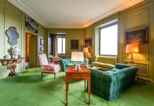 In uno dei palazzi storici più belli del centro di Milano all'angolo tra le vie Serbelloni e Maffei è in vendita una signorile abitazione di lusso   Image 2