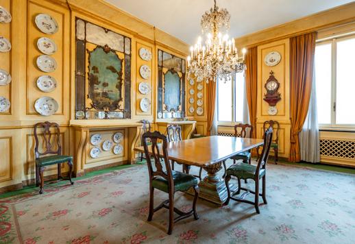 In uno dei palazzi storici più belli del centro di Milano all'angolo tra le vie Serbelloni e Maffei è in vendita una signorile abitazione di lusso   Image 9