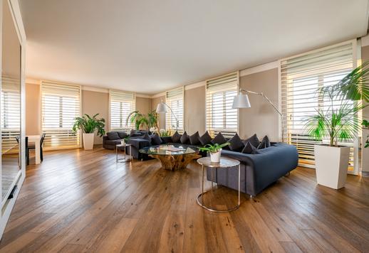 In einer prestigeträchtigen Lage direkt hinter der Piazza San Babila steht eine elegant renovierte Design-Wohnung zum Verkauf. Image 1