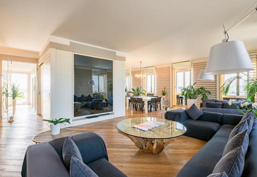 In einer prestigeträchtigen Lage direkt hinter der Piazza San Babila steht eine elegant renovierte Design-Wohnung zum Verkauf. Image 3