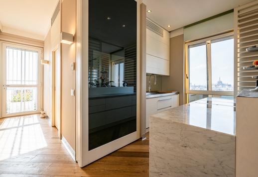 In einer prestigeträchtigen Lage direkt hinter der Piazza San Babila steht eine elegant renovierte Design-Wohnung zum Verkauf. Image 8