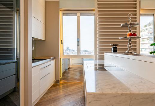 In einer prestigeträchtigen Lage direkt hinter der Piazza San Babila steht eine elegant renovierte Design-Wohnung zum Verkauf. Image 9