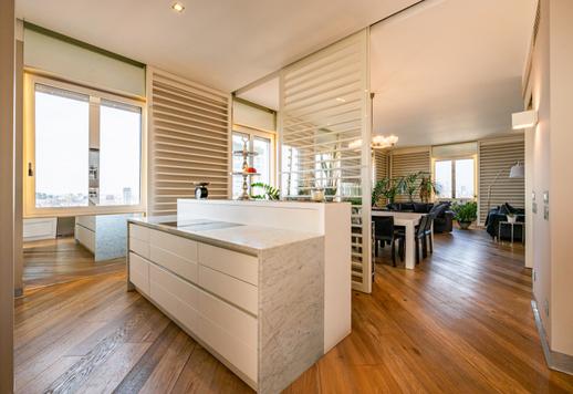 In einer prestigeträchtigen Lage direkt hinter der Piazza San Babila steht eine elegant renovierte Design-Wohnung zum Verkauf. Image 7