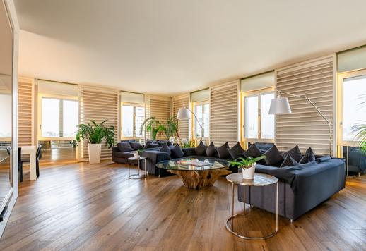 In einer prestigeträchtigen Lage direkt hinter der Piazza San Babila steht eine elegant renovierte Design-Wohnung zum Verkauf. Image 2