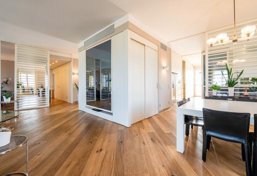 In einer prestigeträchtigen Lage direkt hinter der Piazza San Babila steht eine elegant renovierte Design-Wohnung zum Verkauf. Image 5