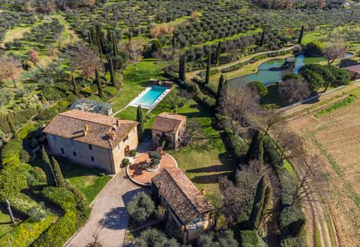 Belle ferme entièrement rénovée avec dépendance et étable au cœur de la campagne toscane à vendre Image 1