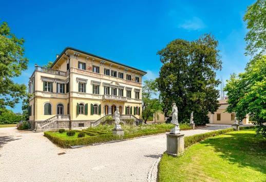 Encantadora propiedad histórica con barchessa y una pequeña villa inmersa en el verde de la campiña del Véneto. Image 1